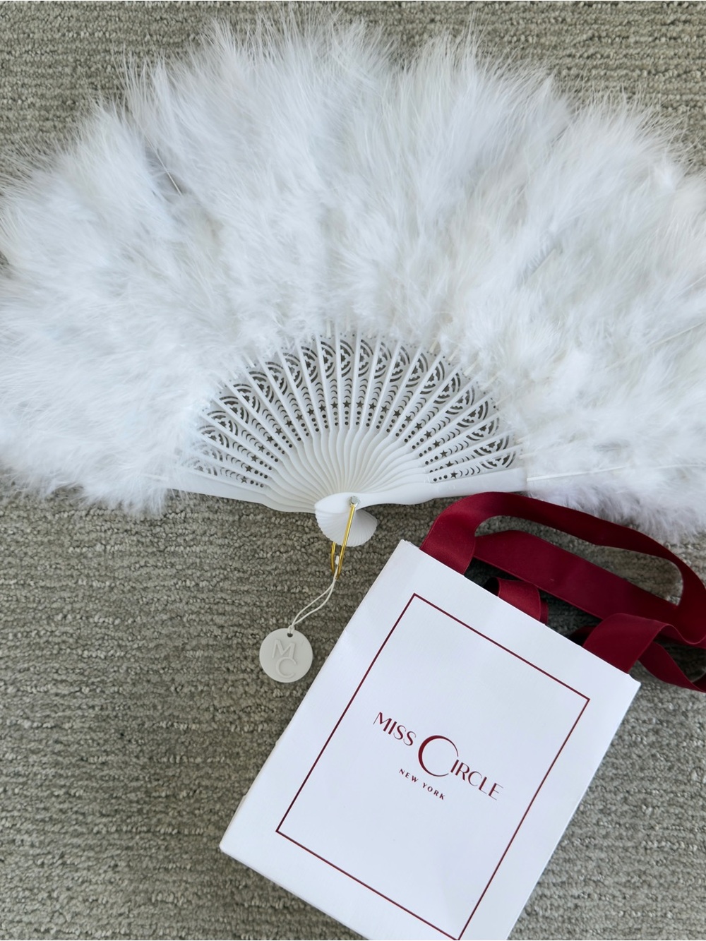 Miss Circle Brand. White Feather Folding Hand Fan. Brand New! Luxury quality.